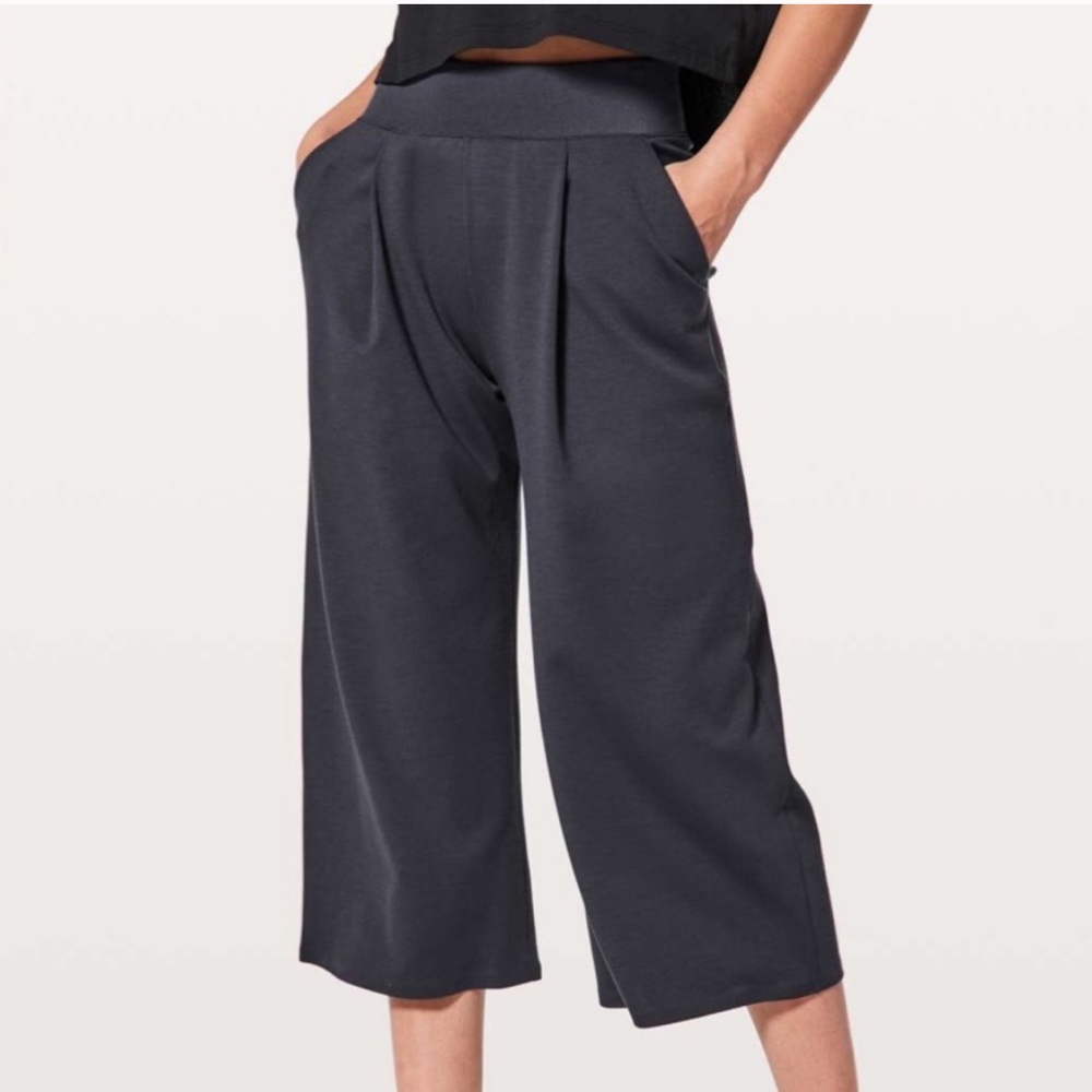 Lululemon Can you feel the pleat crop pants blue
